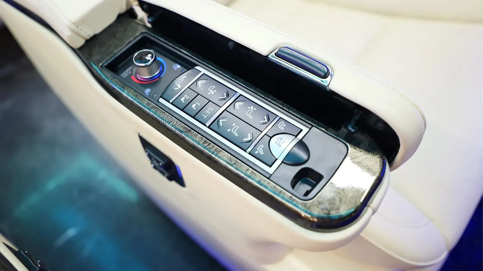 2011 Toyota Hiace 2.7L 154HP L4 4AT,autocango,china used car exporter,china ev exporter,chinese used car exporter,chinese used ev exporter