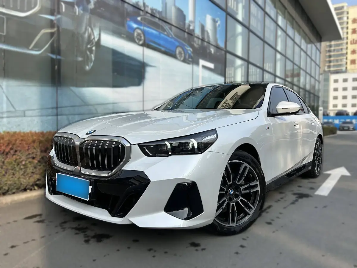 2024 BMW 5 Series 2.0T 190HP L4 8AT