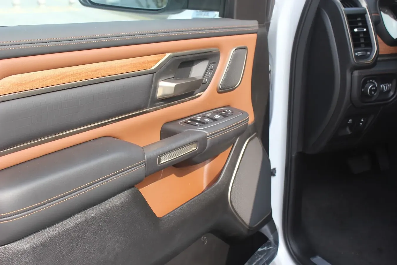 2011 RAM Trucks 5.7L 395HP V8 5AT,autocango,china used car exporter,china ev exporter,chinese used car exporter,chinese used ev exporter