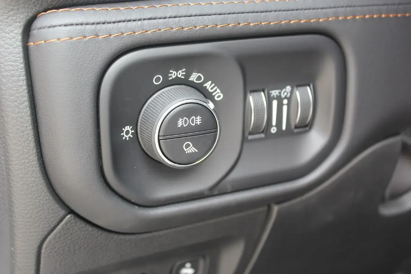 2011 RAM Trucks 5.7L 395HP V8 5AT,autocango,china used car exporter,china ev exporter,chinese used car exporter,chinese used ev exporter