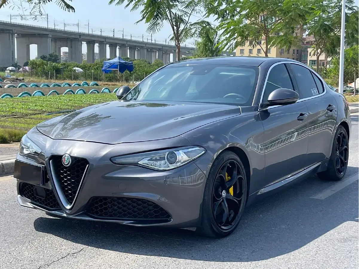 2017 Alfa Romeo Giulia 2.0T 280HP L4 8AT