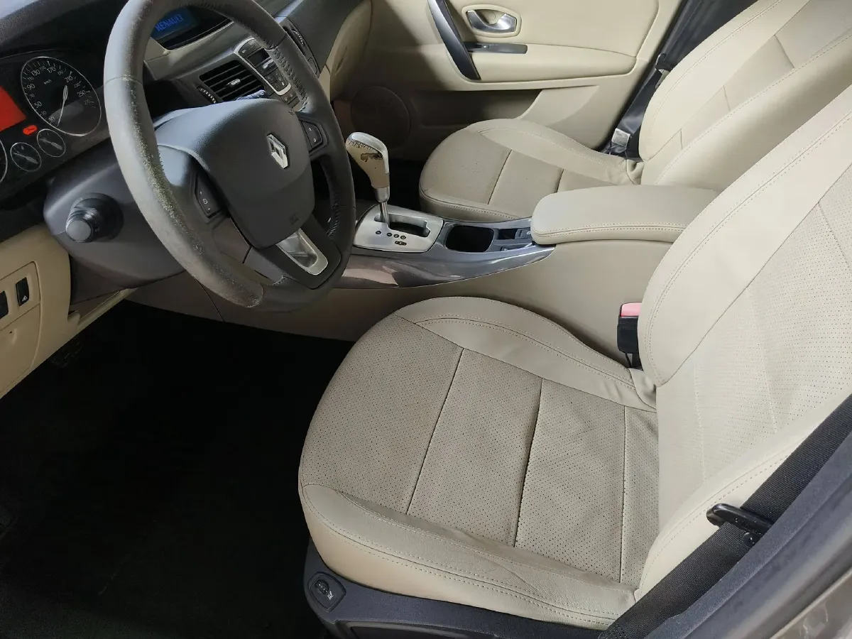 2009 Renault Laguna 2.0T 170HP L4 6AT,autocango,china used car exporter,china ev exporter,chinese used car exporter,chinese used ev exporter