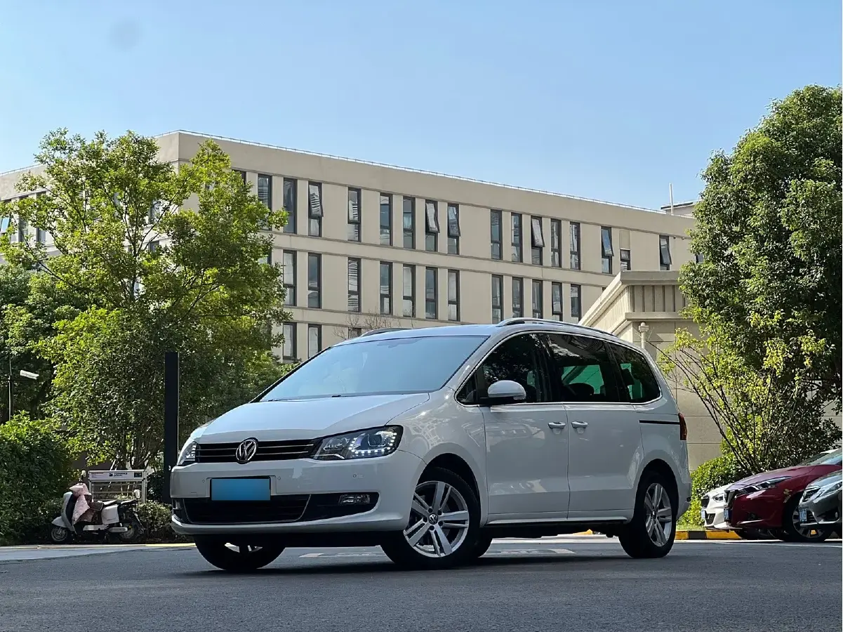 2018 Volkswagen Sharan 2.0T 220HP L4 6DCT
