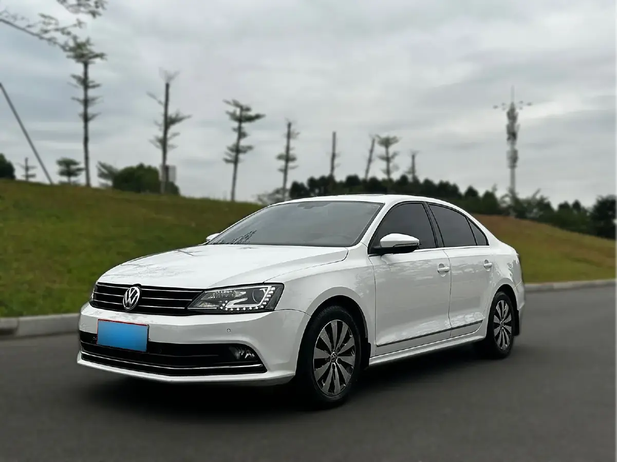 2015 Volkswagen Sagitar 1.4T 131HP L4 7DCT