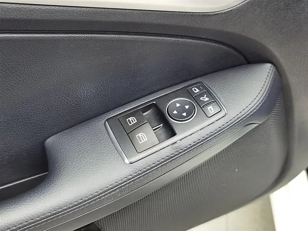 2011 Mercedes-Benz SLK Class 1.8T 184HP L4 7AT,autocango,china used car exporter,china ev exporter,chinese used car exporter,chinese used ev exporter