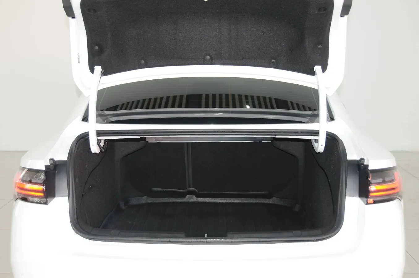 2024 Geely PrefaceL 1.5T 163HP L4 3DHT Hybrid,autocango,china used car exporter,china ev exporter,chinese used car exporter,chinese used ev exporter