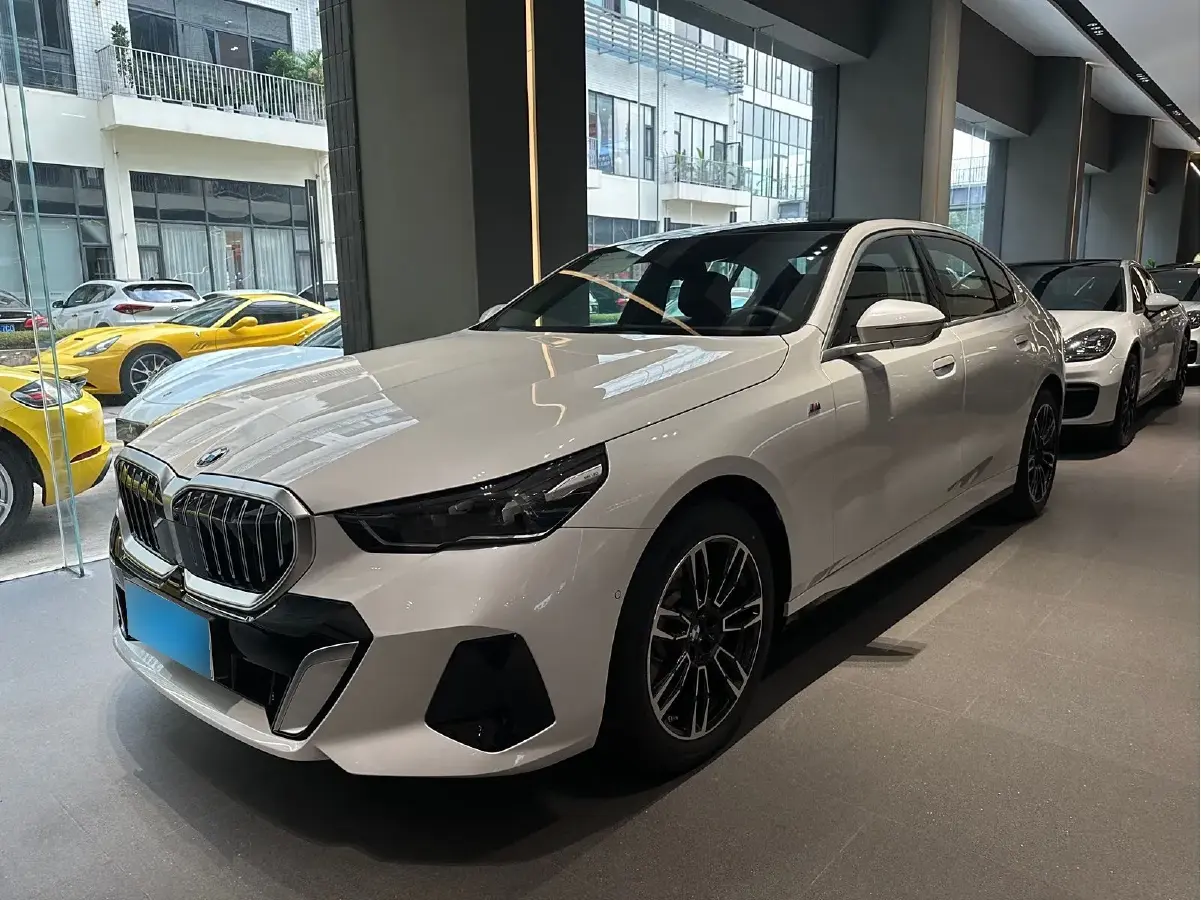 2024 BMW 5 Series 2.0T 258HP L4 8AT