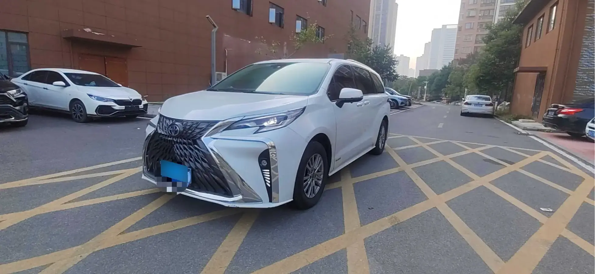 2023 Toyota Sienna 2.5L 189HP L4 E-CVT Hybrid