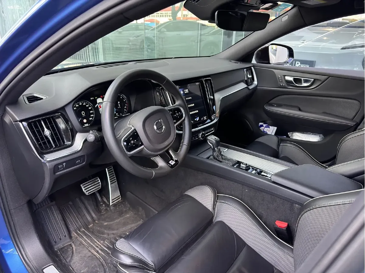 2020 Volvo V60 2.0T 254HP L4 8AT,autocango,china used car exporter,china ev exporter,chinese used car exporter,chinese used ev exporter