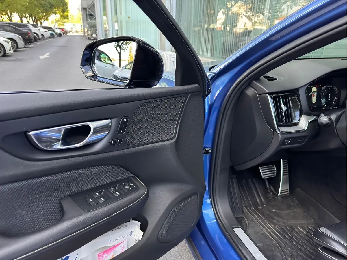 2020 Volvo V60 2.0T 254HP L4 8AT,autocango,china used car exporter,china ev exporter,chinese used car exporter,chinese used ev exporter