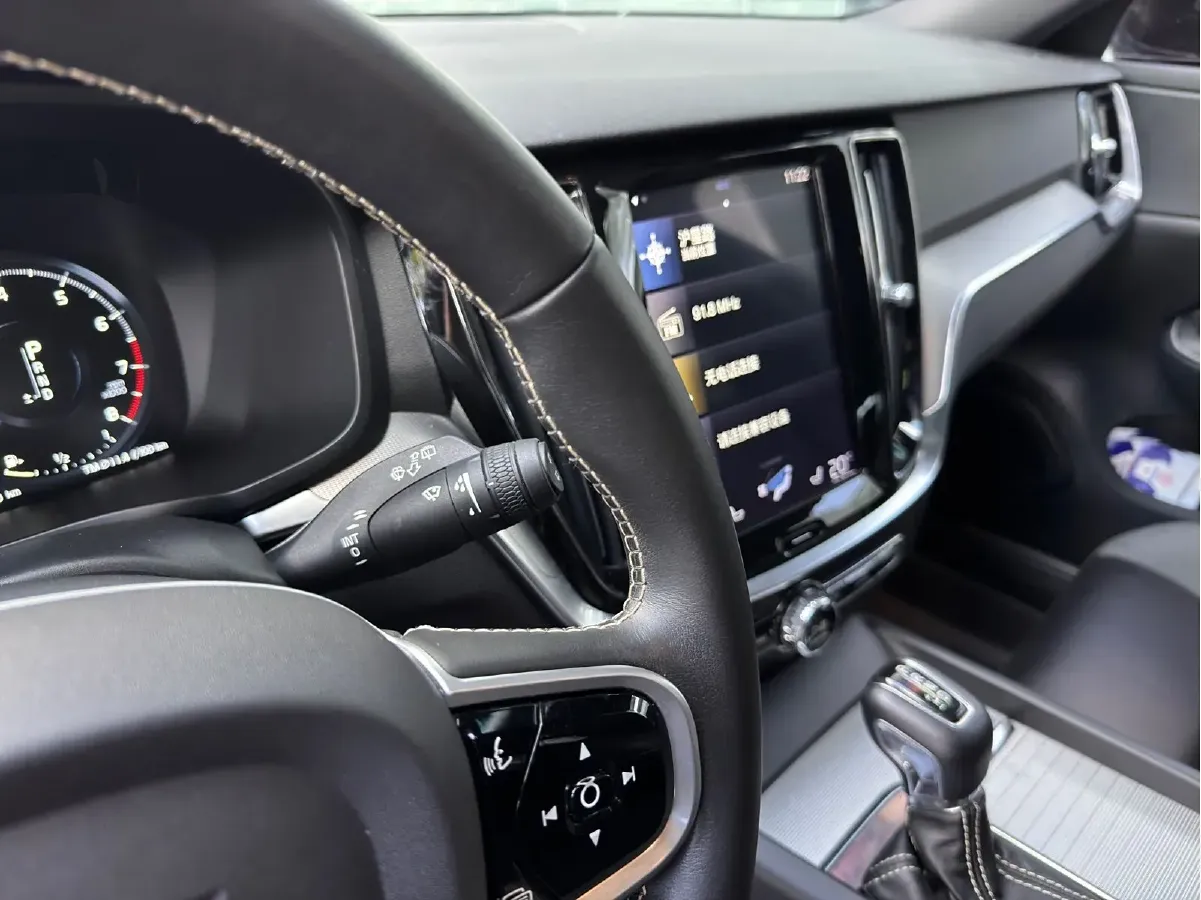 2020 Volvo V60 2.0T 254HP L4 8AT,autocango,china used car exporter,china ev exporter,chinese used car exporter,chinese used ev exporter