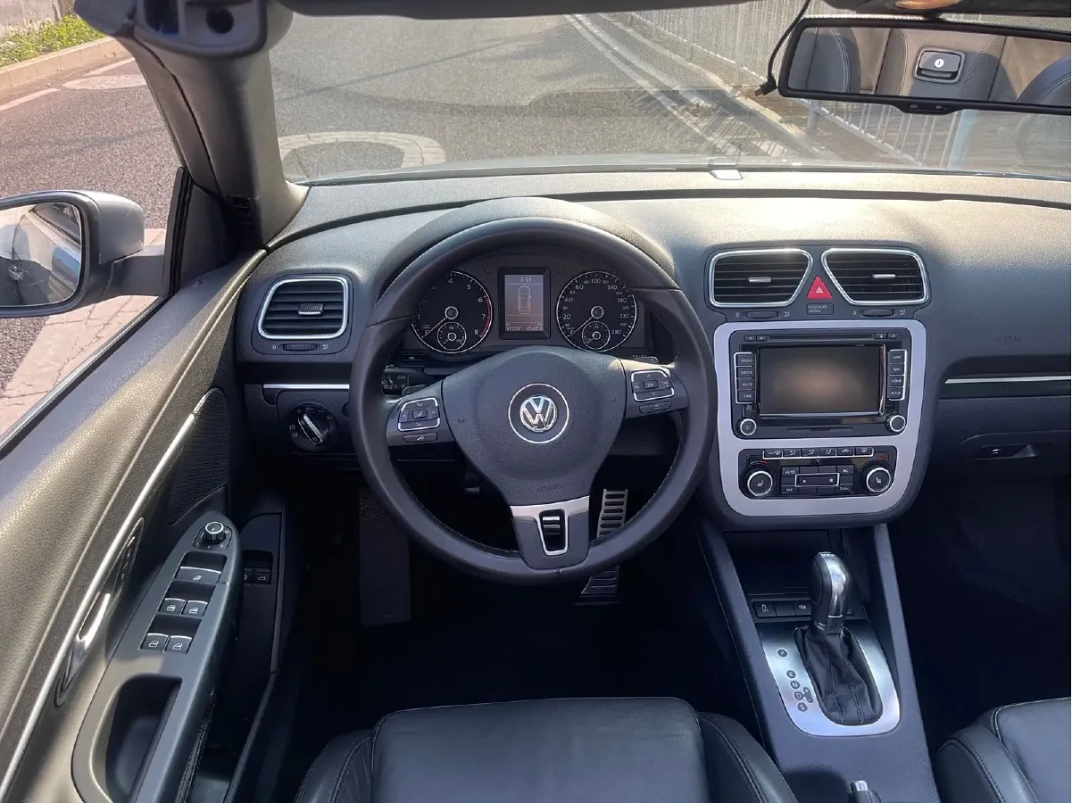 2011 Volkswagen Eos 2.0T 211HP L4 6DCT,autocango,china used car exporter,china ev exporter,chinese used car exporter,chinese used ev exporter
