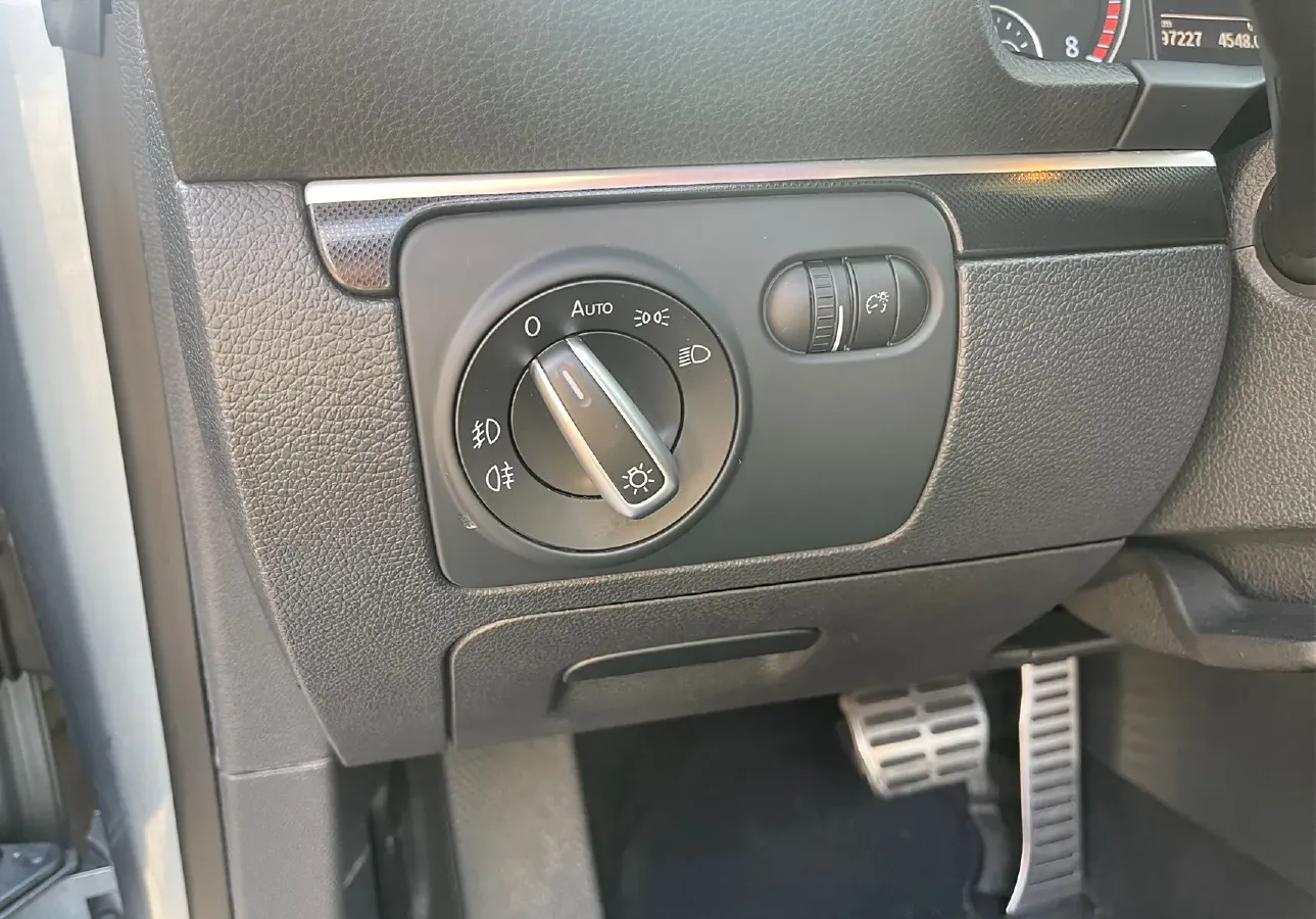 2011 Volkswagen Eos 2.0T 211HP L4 6DCT,autocango,china used car exporter,china ev exporter,chinese used car exporter,chinese used ev exporter