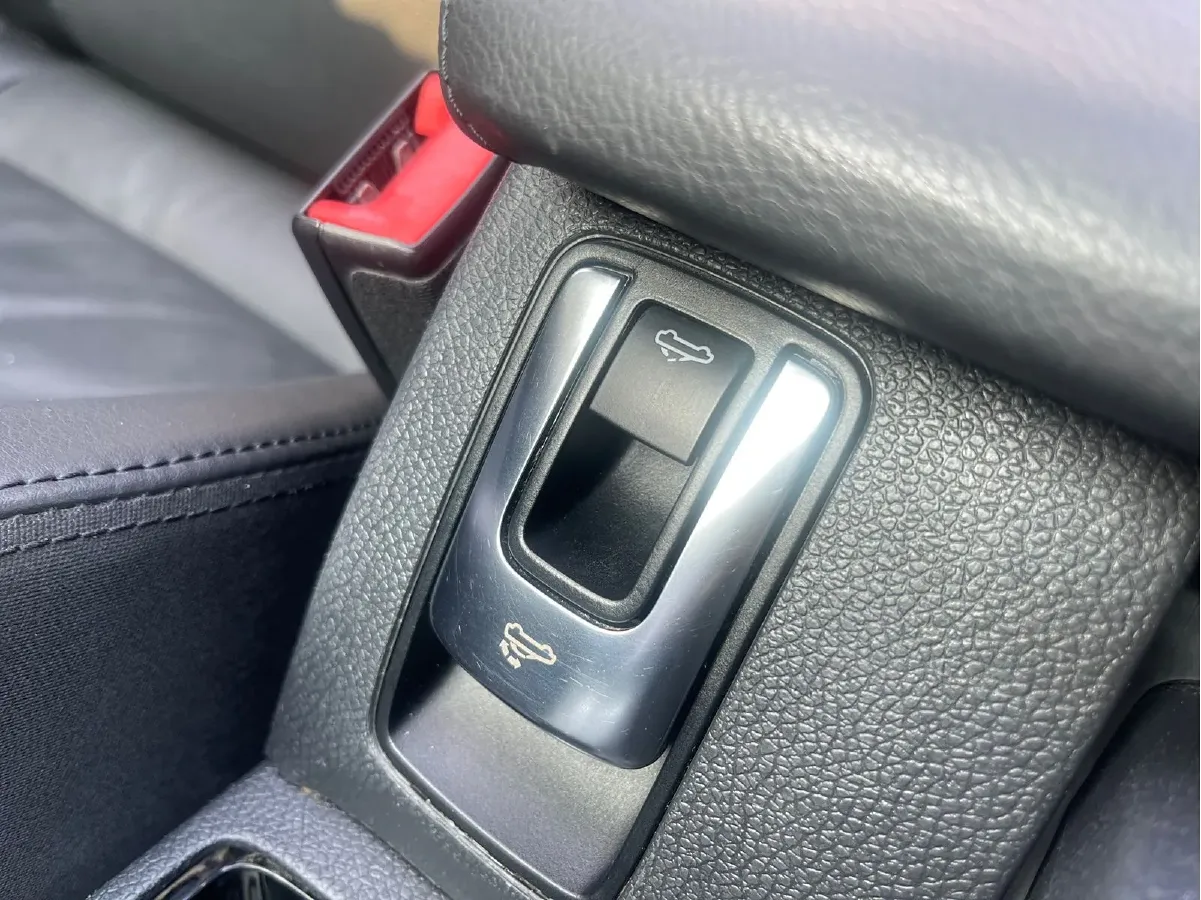 2011 Volkswagen Eos 2.0T 211HP L4 6DCT,autocango,china used car exporter,china ev exporter,chinese used car exporter,chinese used ev exporter