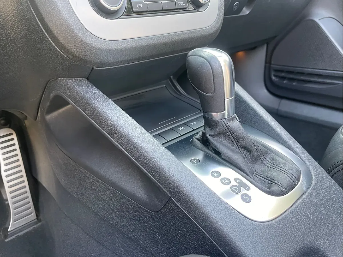 2011 Volkswagen Eos 2.0T 211HP L4 6DCT,autocango,china used car exporter,china ev exporter,chinese used car exporter,chinese used ev exporter