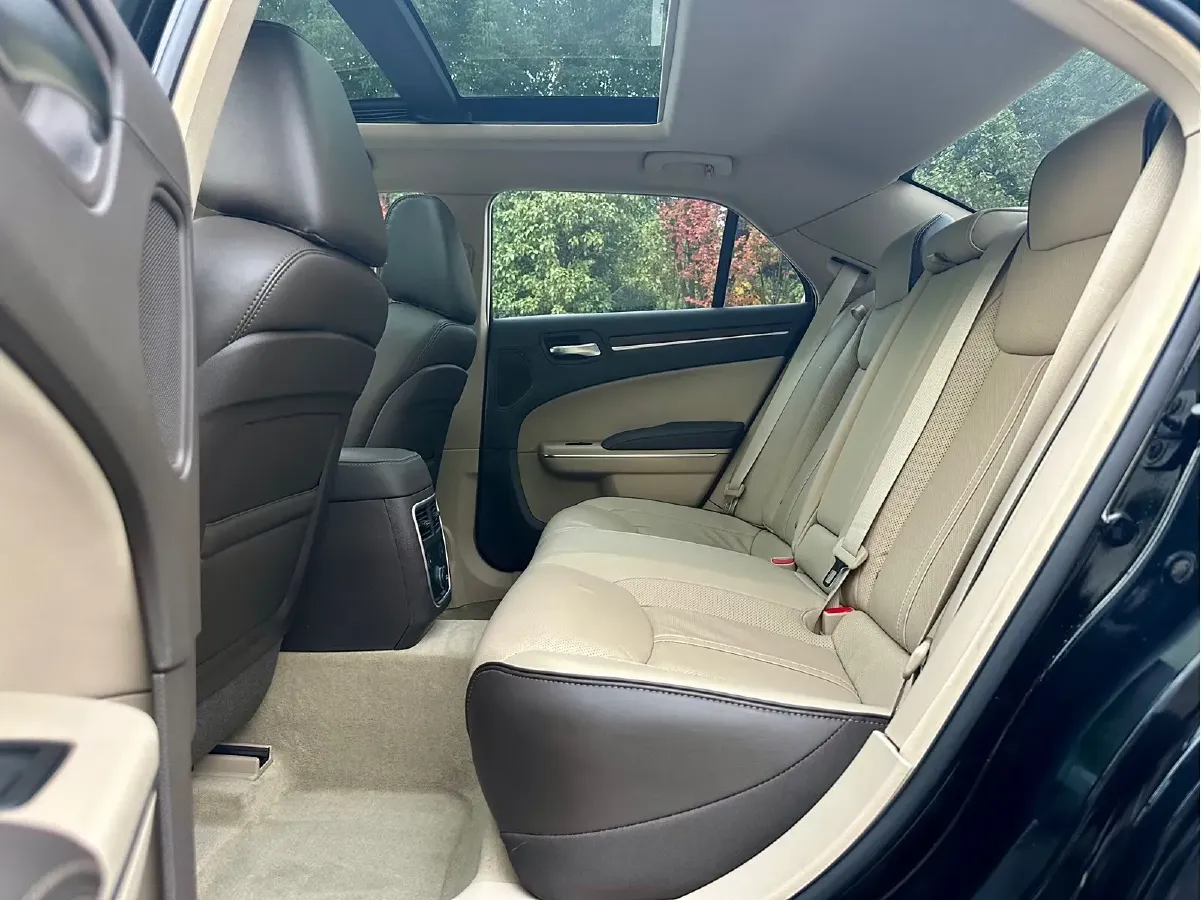 2014 Chrysler 300C 3.0L 234HP V6 8AT,autocango,china used car exporter,china ev exporter,chinese used car exporter,chinese used ev exporter