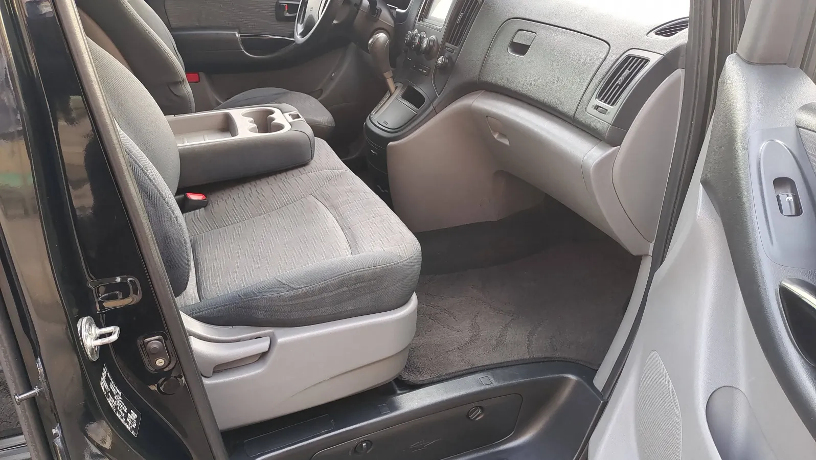 2011 Hyundai H-1 Wagon 2.4L 173HP L4 4AT,autocango,china used car exporter,china ev exporter,chinese used car exporter,chinese used ev exporter