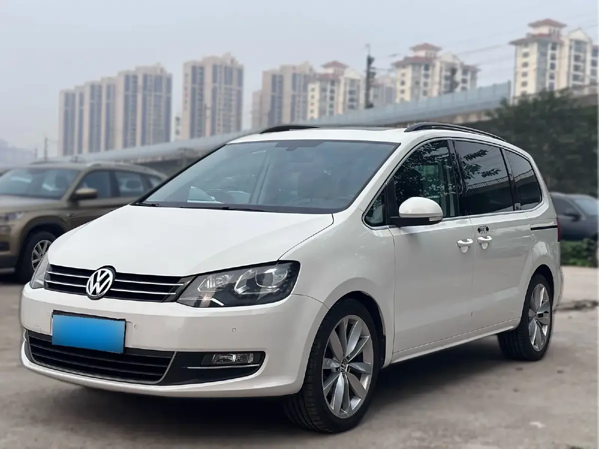 2016 Volkswagen Sharan 2.0T 220HP L4 6DCT