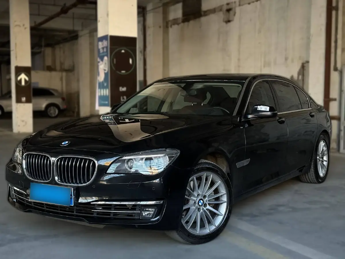 2013 BMW 7 Series 3.0T 320HP L6 8AT