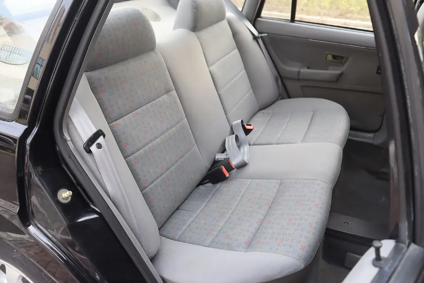 2004 Volkswagen Santana Classic 1.6L 87HP L4 5MT,autocango,china used car exporter,china ev exporter,chinese used car exporter,chinese used ev exporter