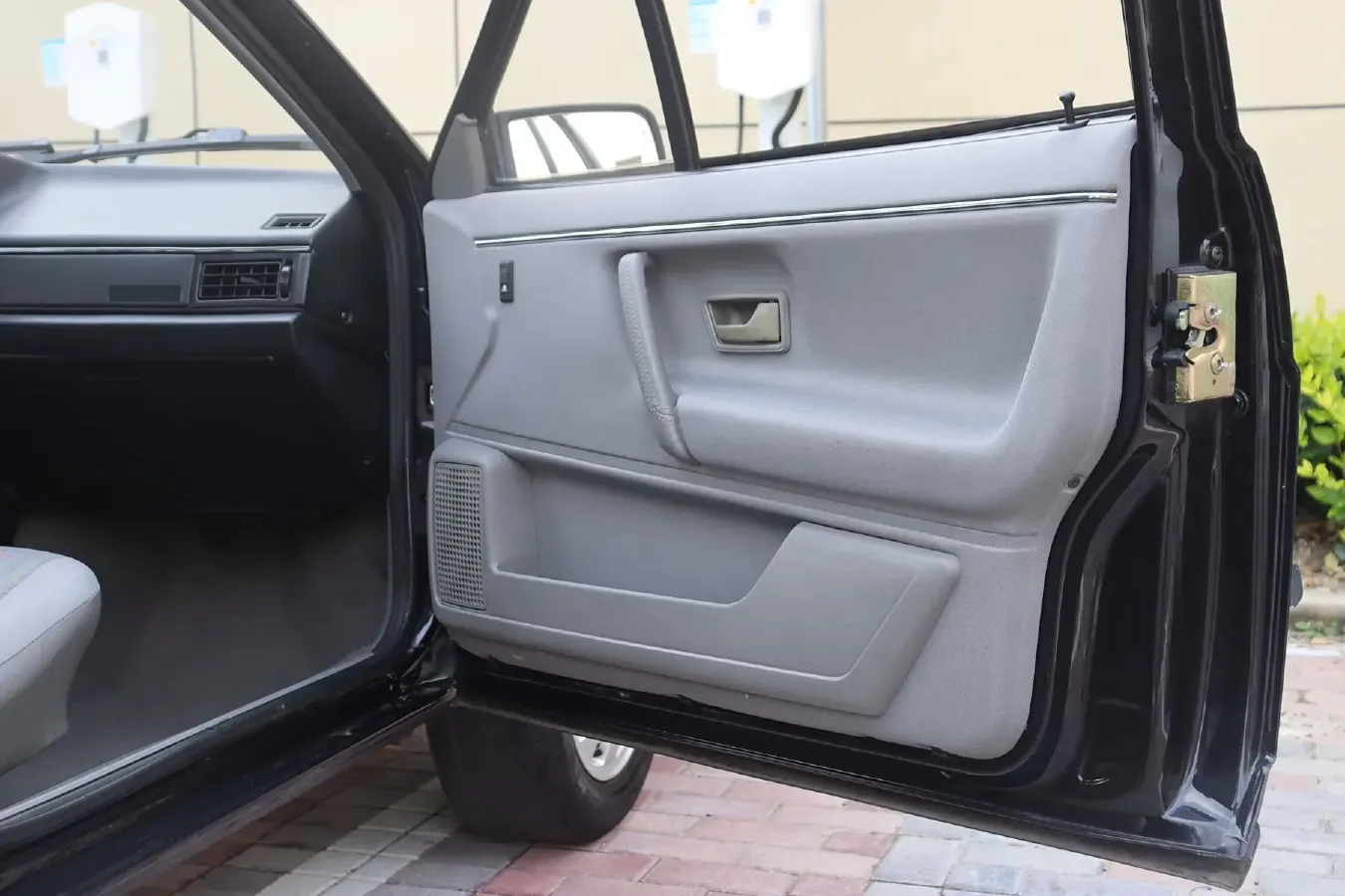 2004 Volkswagen Santana Classic 1.6L 87HP L4 5MT,autocango,china used car exporter,china ev exporter,chinese used car exporter,chinese used ev exporter