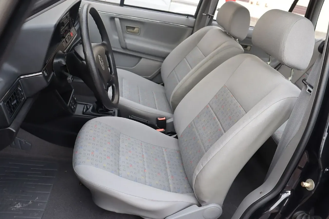 2004 Volkswagen Santana Classic 1.6L 87HP L4 5MT,autocango,china used car exporter,china ev exporter,chinese used car exporter,chinese used ev exporter