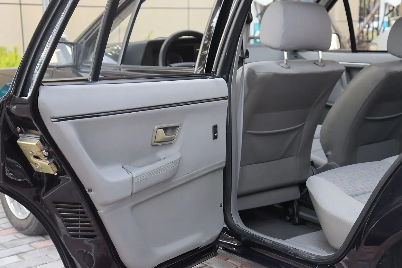 2004 Volkswagen Santana Classic 1.6L 87HP L4 5MT,autocango,china used car exporter,china ev exporter,chinese used car exporter,chinese used ev exporter