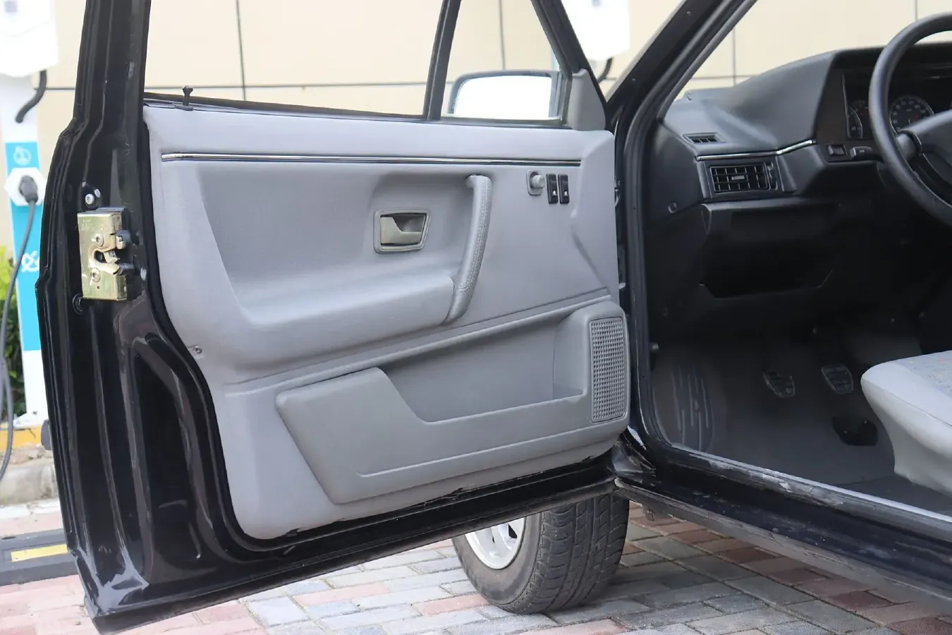 2004 Volkswagen Santana Classic 1.6L 87HP L4 5MT,autocango,china used car exporter,china ev exporter,chinese used car exporter,chinese used ev exporter