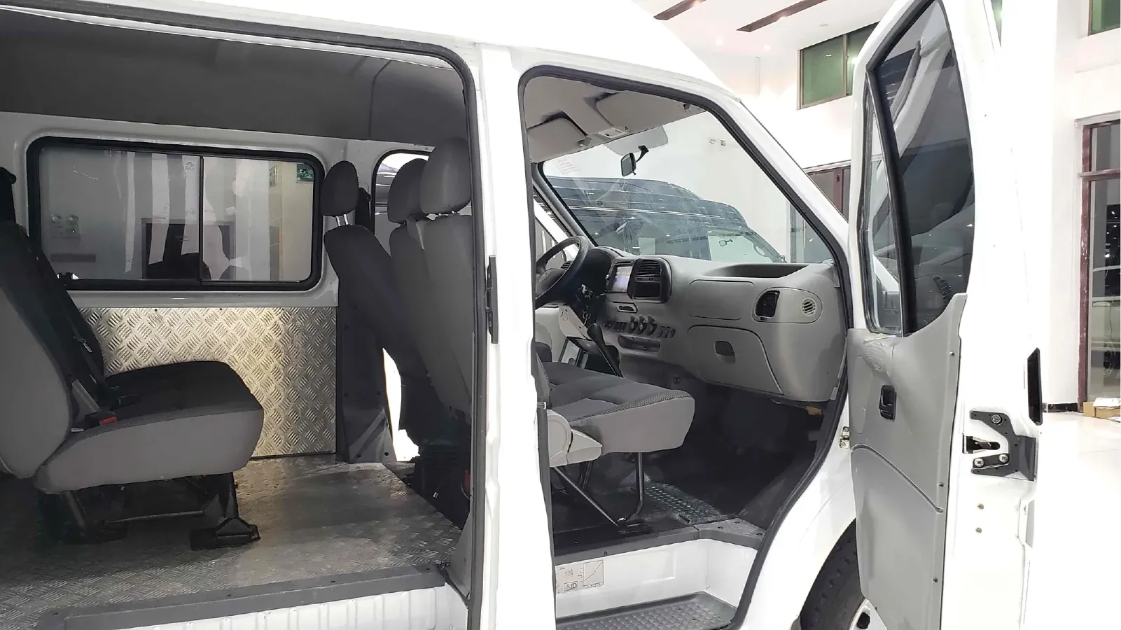 2016 Ford Classic Transit 2.4L 125HP L4 5MT,autocango,china used car exporter,china ev exporter,chinese used car exporter,chinese used ev exporter