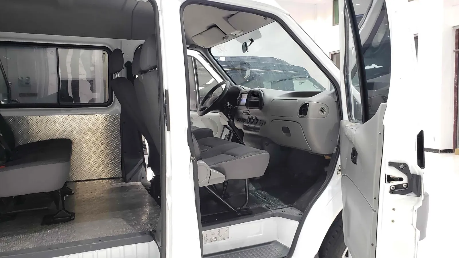 2016 Ford Classic Transit 2.4L 125HP L4 5MT,autocango,china used car exporter,china ev exporter,chinese used car exporter,chinese used ev exporter