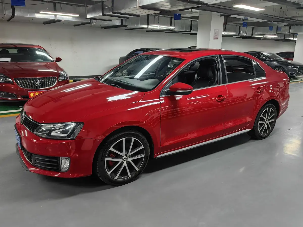 2013 Volkswagen Sagitar 2.0T 200HP L4 6DCT