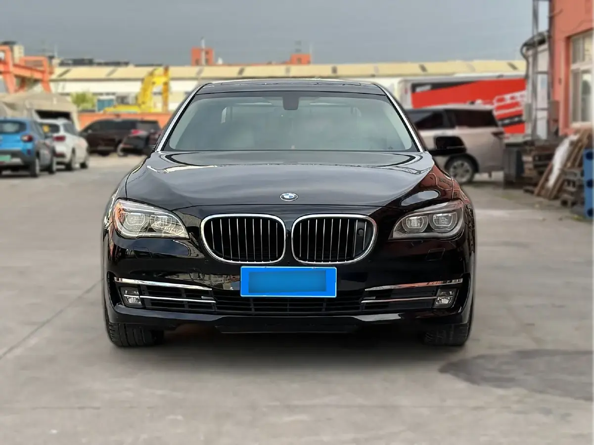 2013 BMW 7 Series 3.0T 320HP L6 8AT