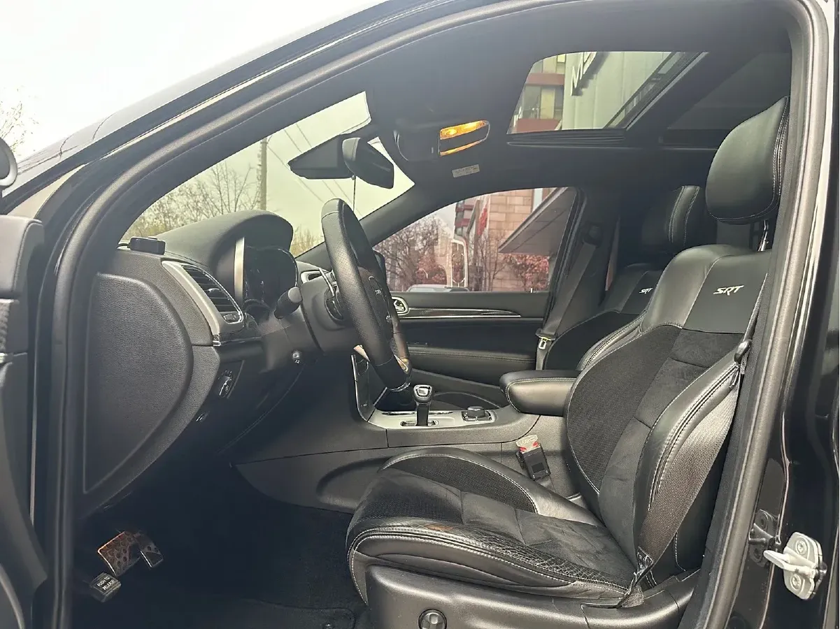 2014 Jeep Grand Cherokee SRT 6.4L 468HP V8 8AT,autocango,china used car exporter,china ev exporter,chinese used car exporter,chinese used ev exporter