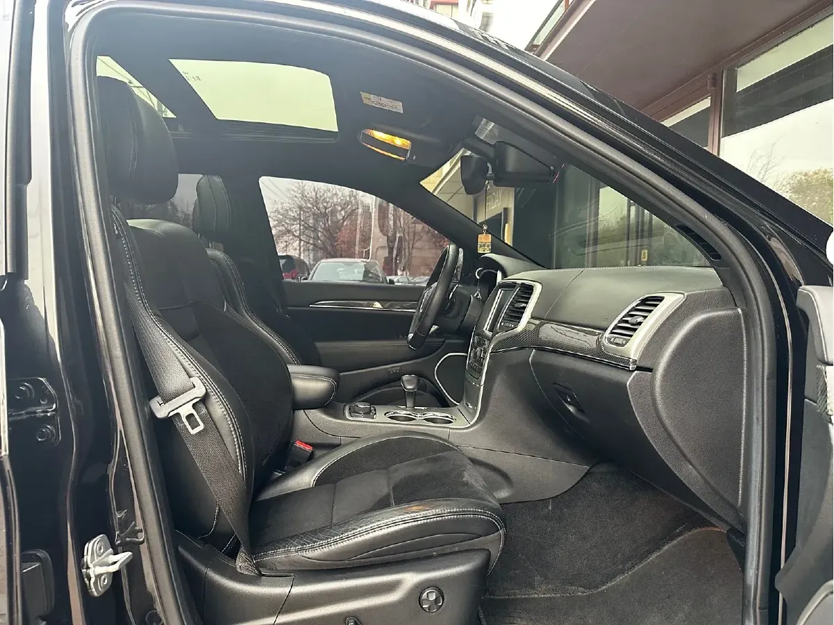 2014 Jeep Grand Cherokee SRT 6.4L 468HP V8 8AT,autocango,china used car exporter,china ev exporter,chinese used car exporter,chinese used ev exporter