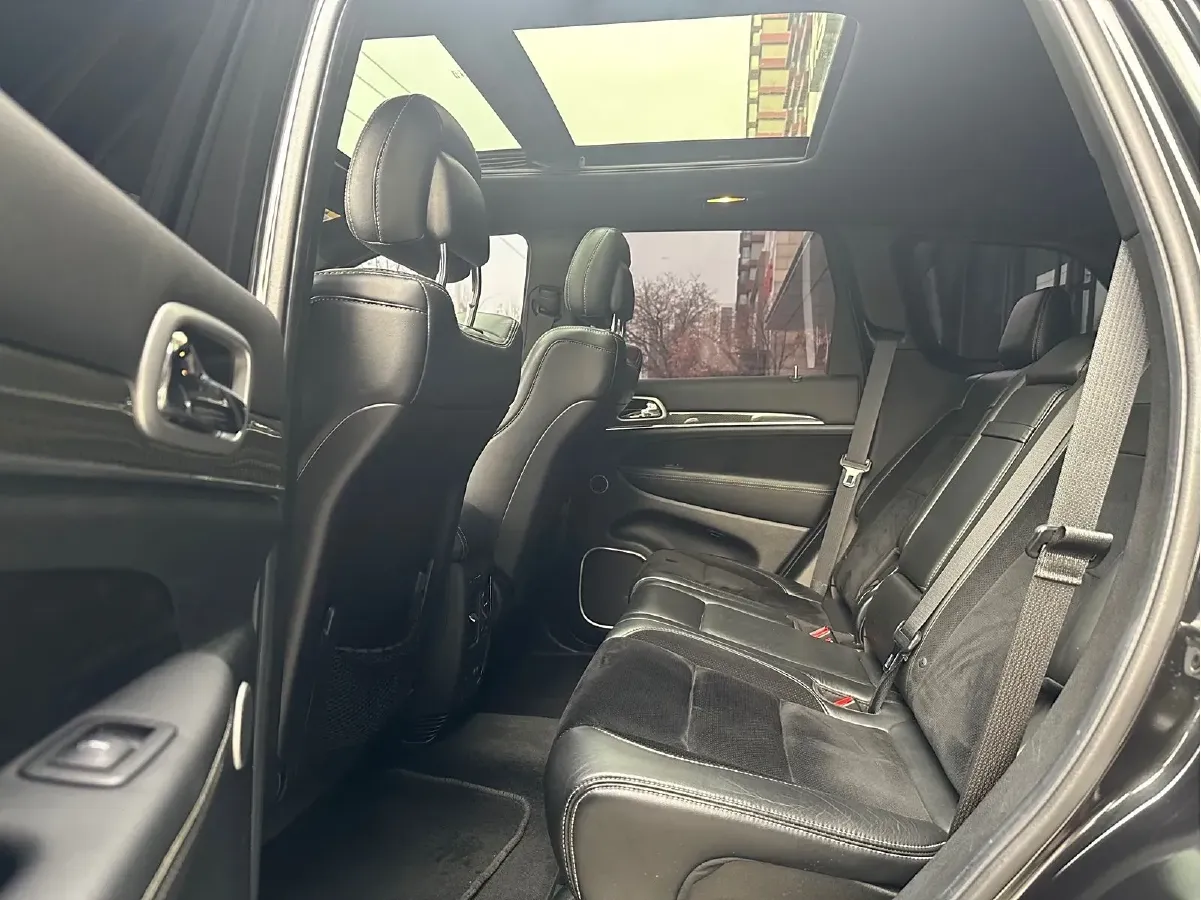 2014 Jeep Grand Cherokee SRT 6.4L 468HP V8 8AT,autocango,china used car exporter,china ev exporter,chinese used car exporter,chinese used ev exporter