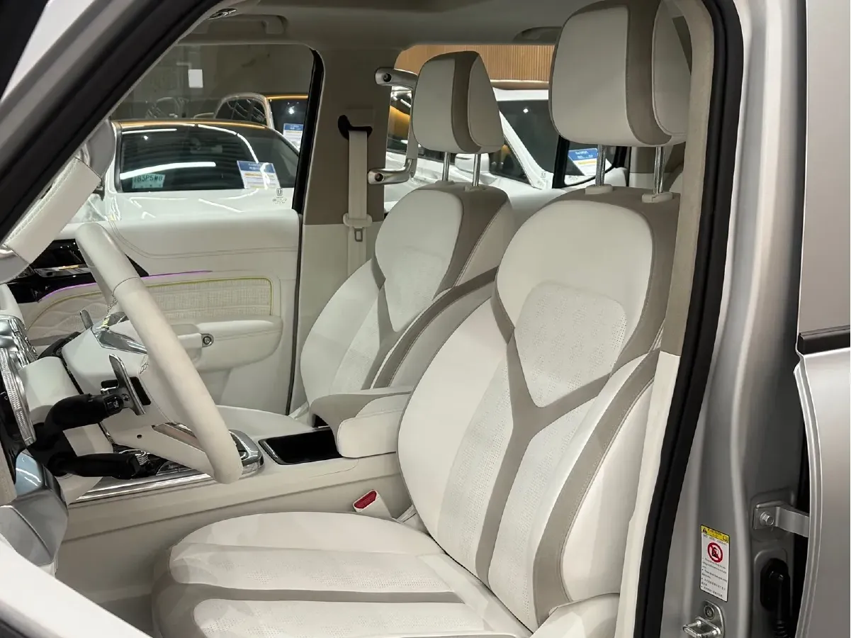 2021 Cyberspace 300 2.0T 227HP L4 8AT,autocango,china used car exporter,china ev exporter,chinese used car exporter,chinese used ev exporter