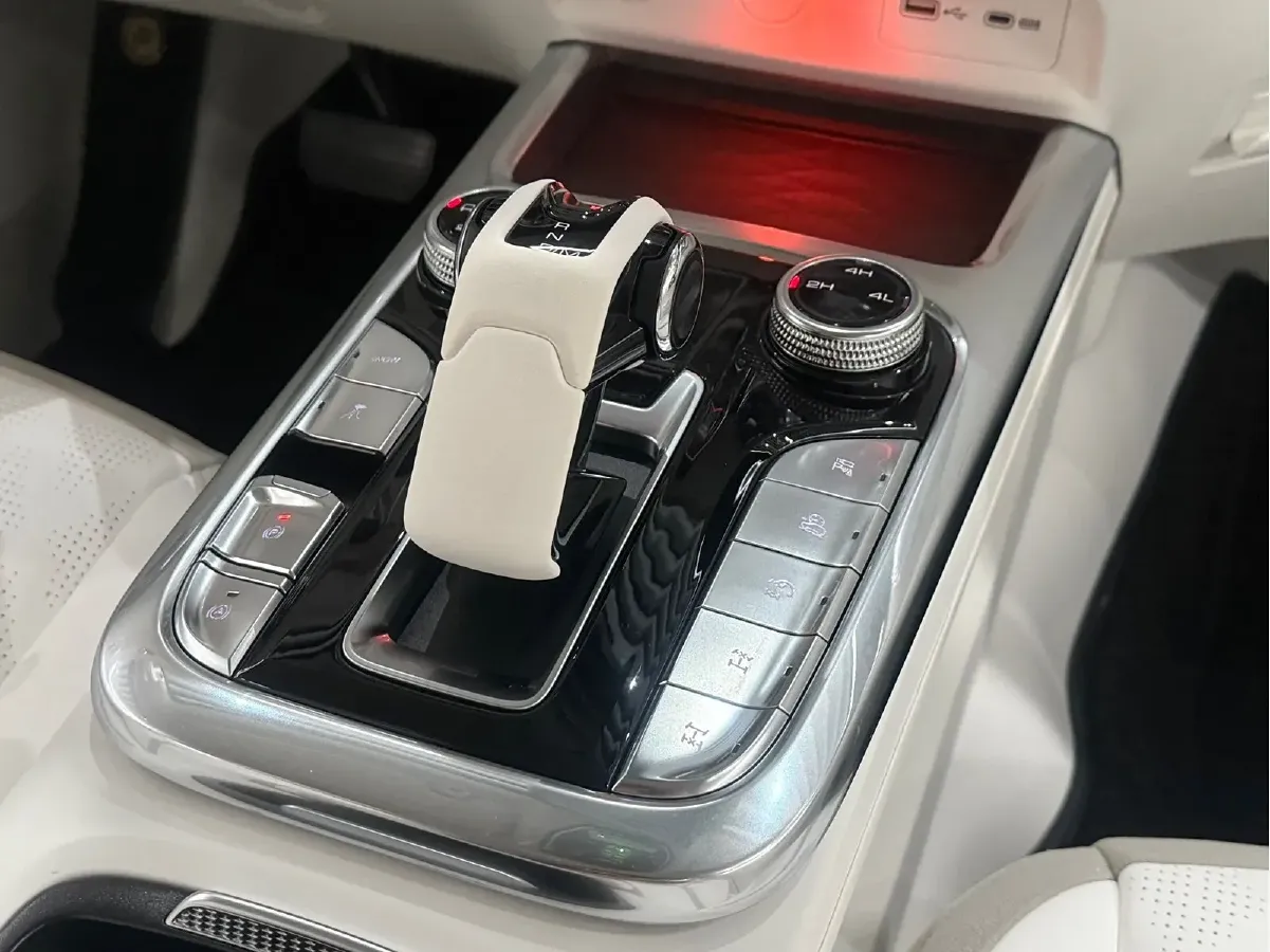 2021 Cyberspace 300 2.0T 227HP L4 8AT,autocango,china used car exporter,china ev exporter,chinese used car exporter,chinese used ev exporter