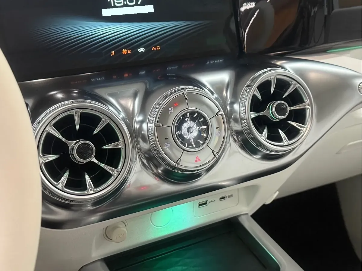 2021 Cyberspace 300 2.0T 227HP L4 8AT,autocango,china used car exporter,china ev exporter,chinese used car exporter,chinese used ev exporter