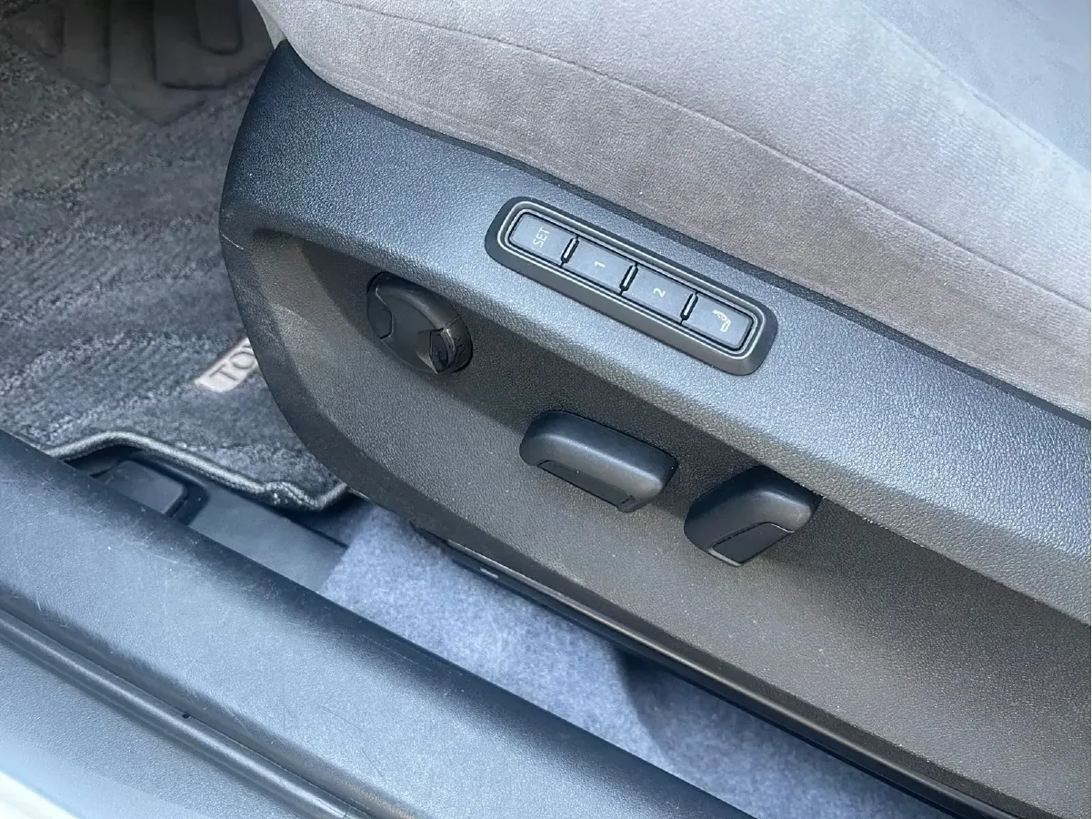 2012 Toyota Prius 1.8L 99HP L4 E-CVT Hybrid,autocango,china used car exporter,china ev exporter,chinese used car exporter,chinese used ev exporter