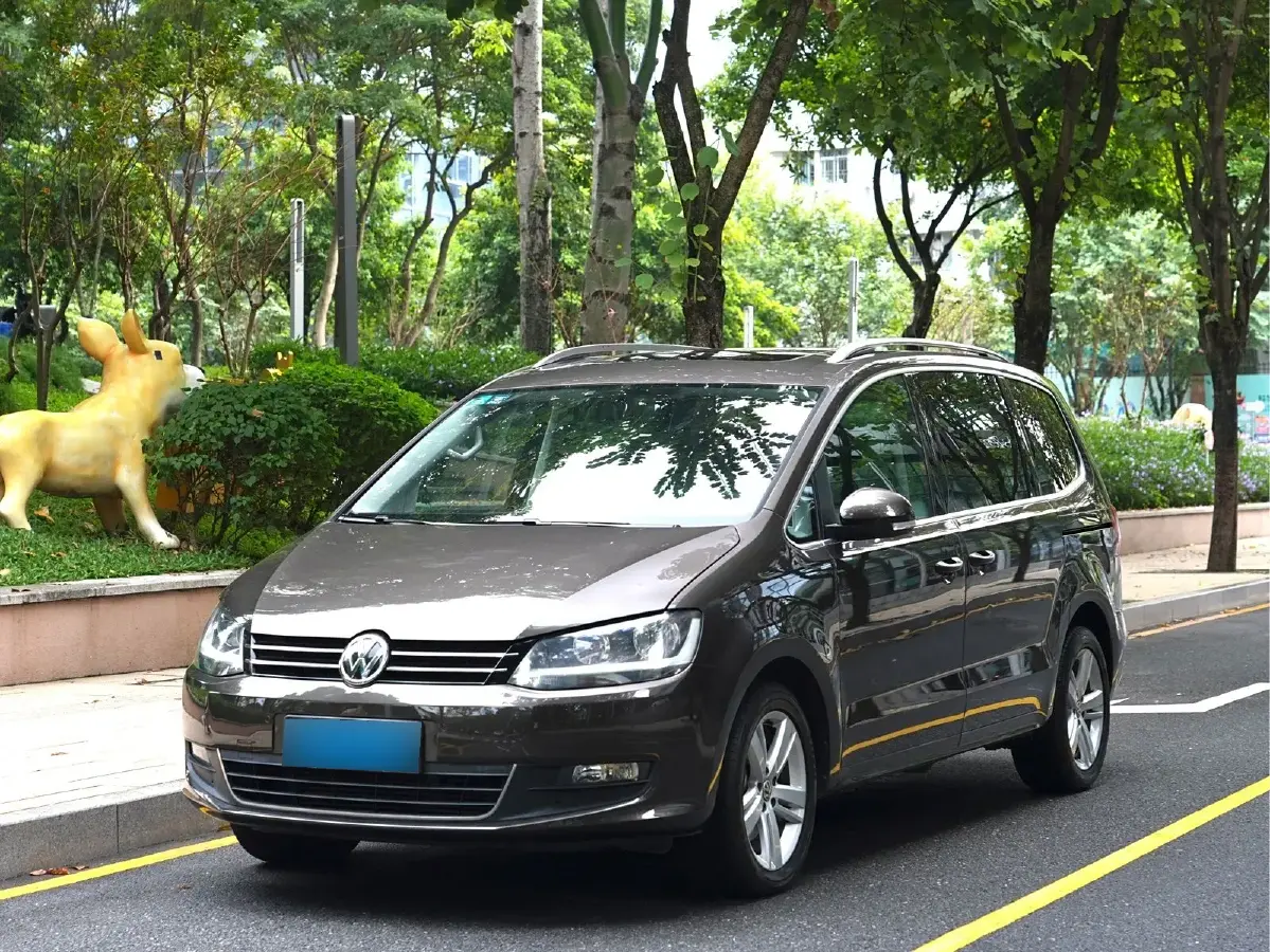 2016 Volkswagen Sharan 2.0T 220HP L4 6DCT