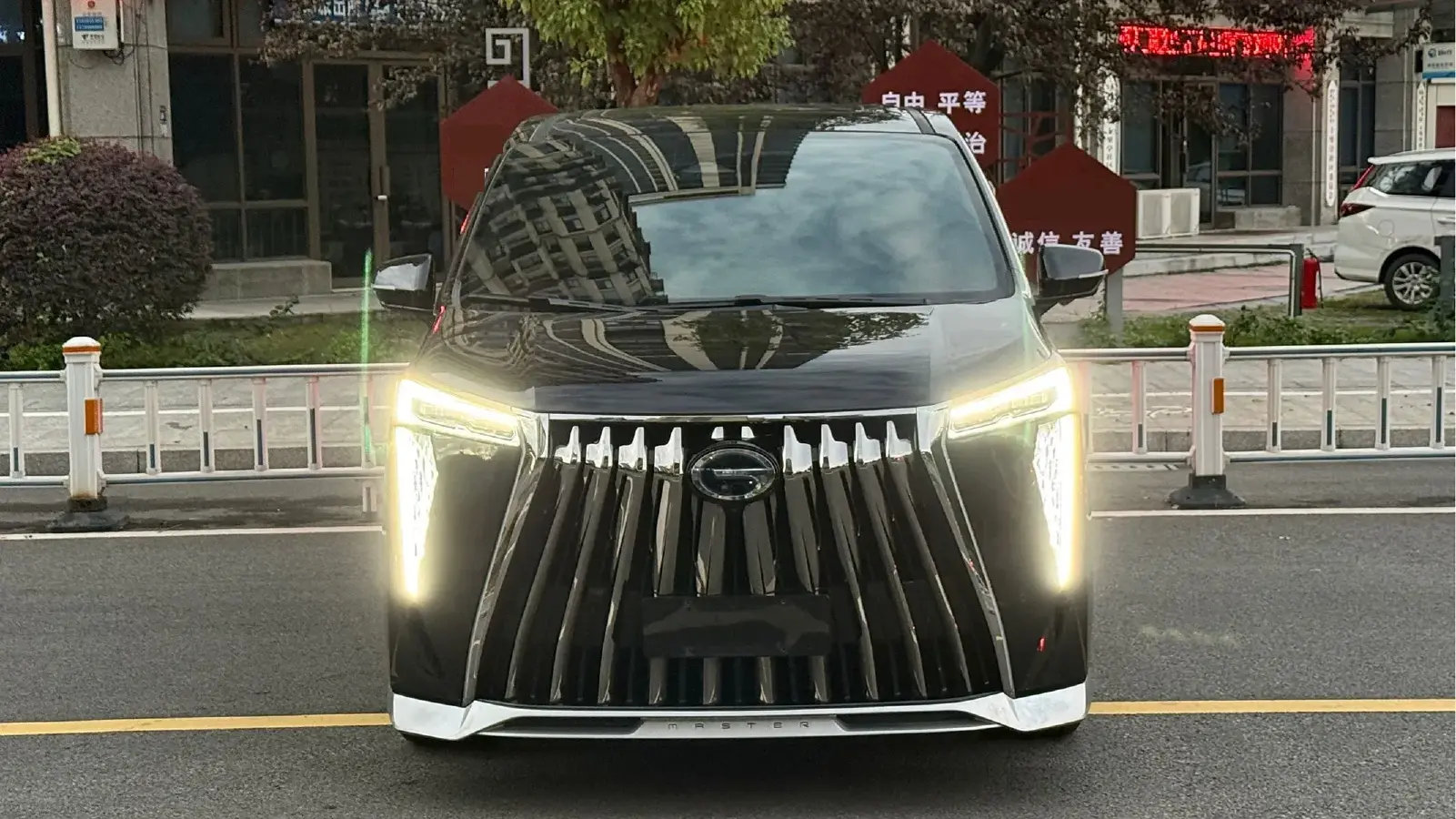 2023 GAC Trumpchi M8 2.0T 190HP L4 E-CVT Hybrid