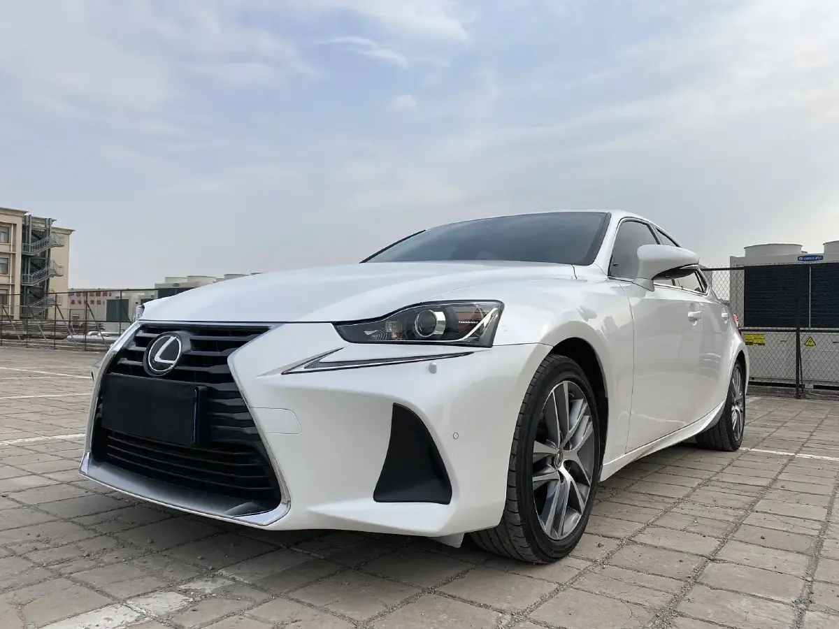 2017 Lexus IS 2.0T 245HP L4 8AT