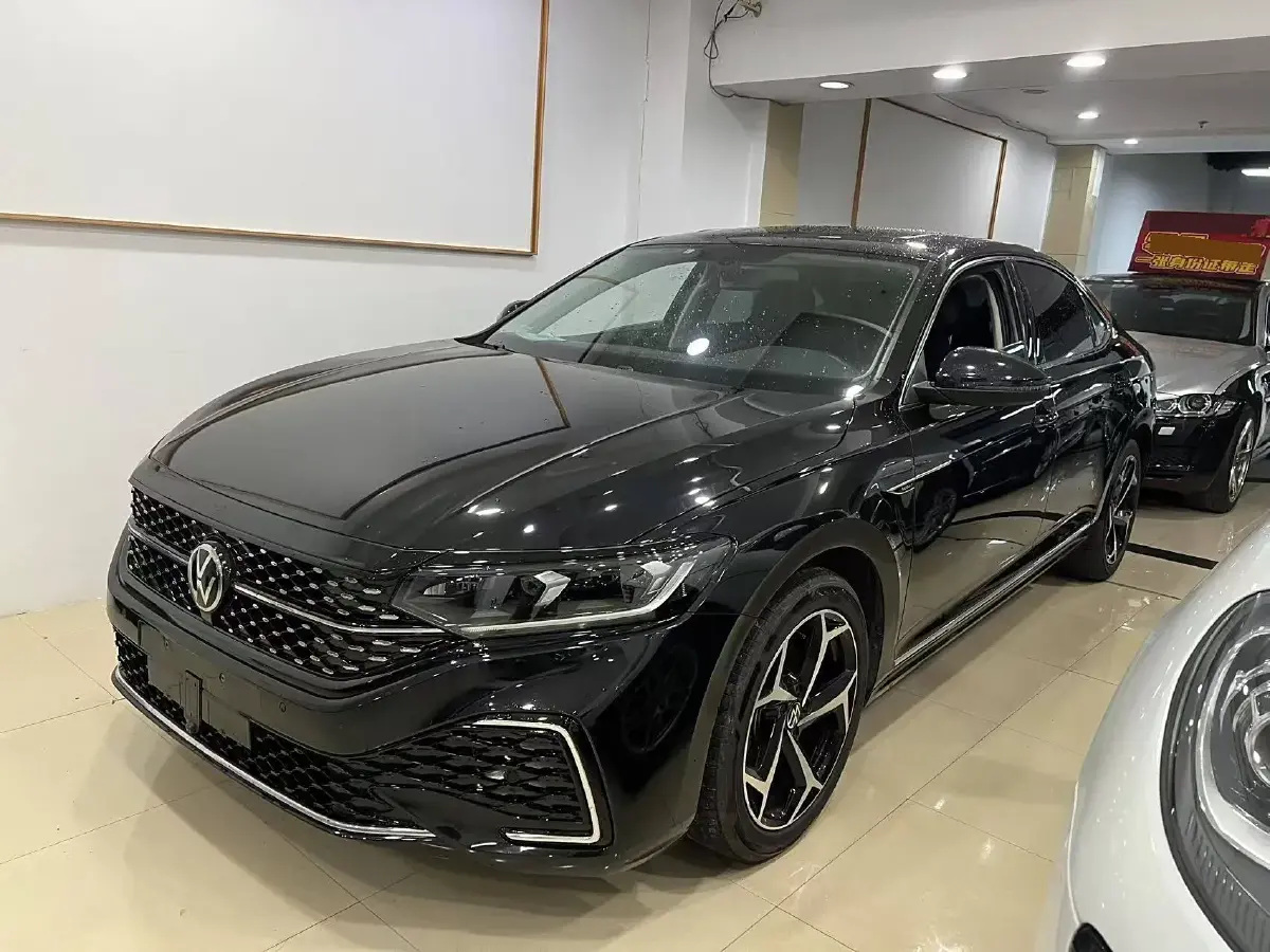 2024 Volkswagen Passat 2.0T 220HP L4 7DCT