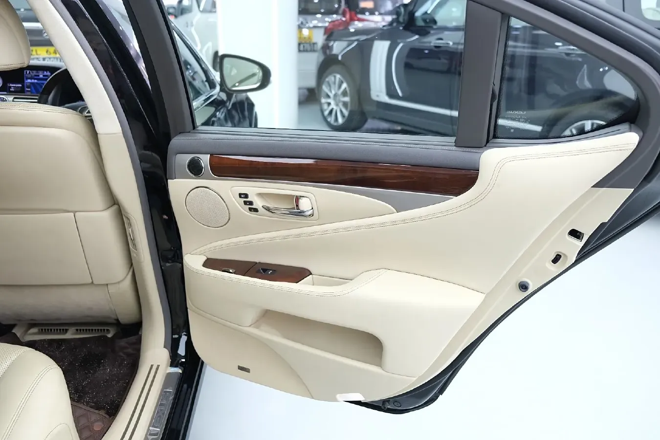 2013 Lexus LS 4.6L 370HP V8 8AT,autocango,china used car exporter,china ev exporter,chinese used car exporter,chinese used ev exporter