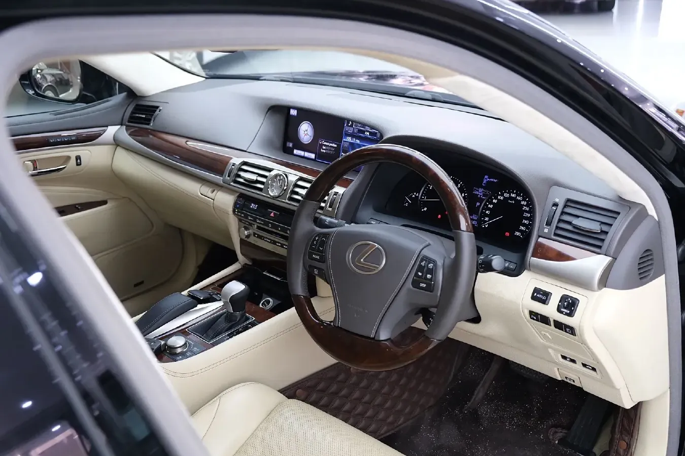 2013 Lexus LS 4.6L 370HP V8 8AT,autocango,china used car exporter,china ev exporter,chinese used car exporter,chinese used ev exporter