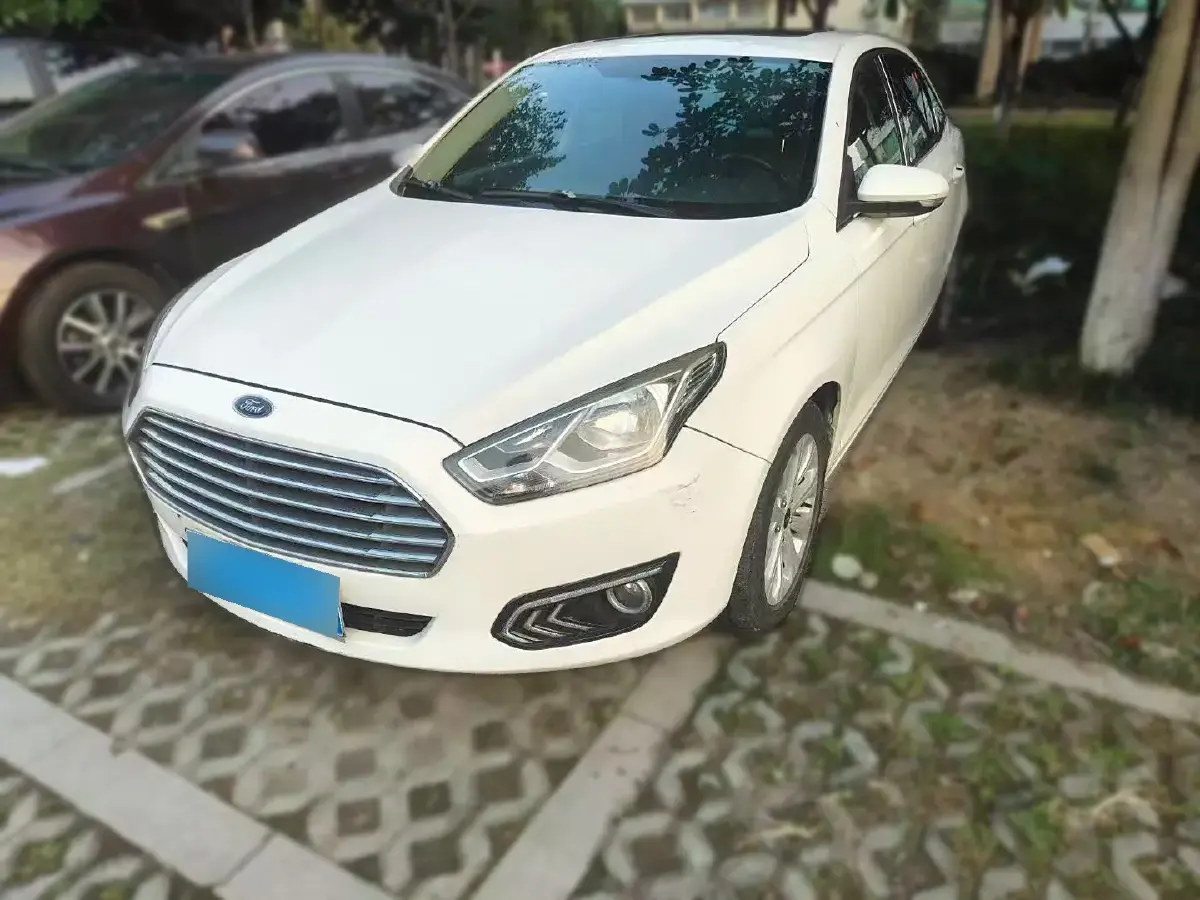 2015 Ford Escort 1.5L 113HP L4 5MT