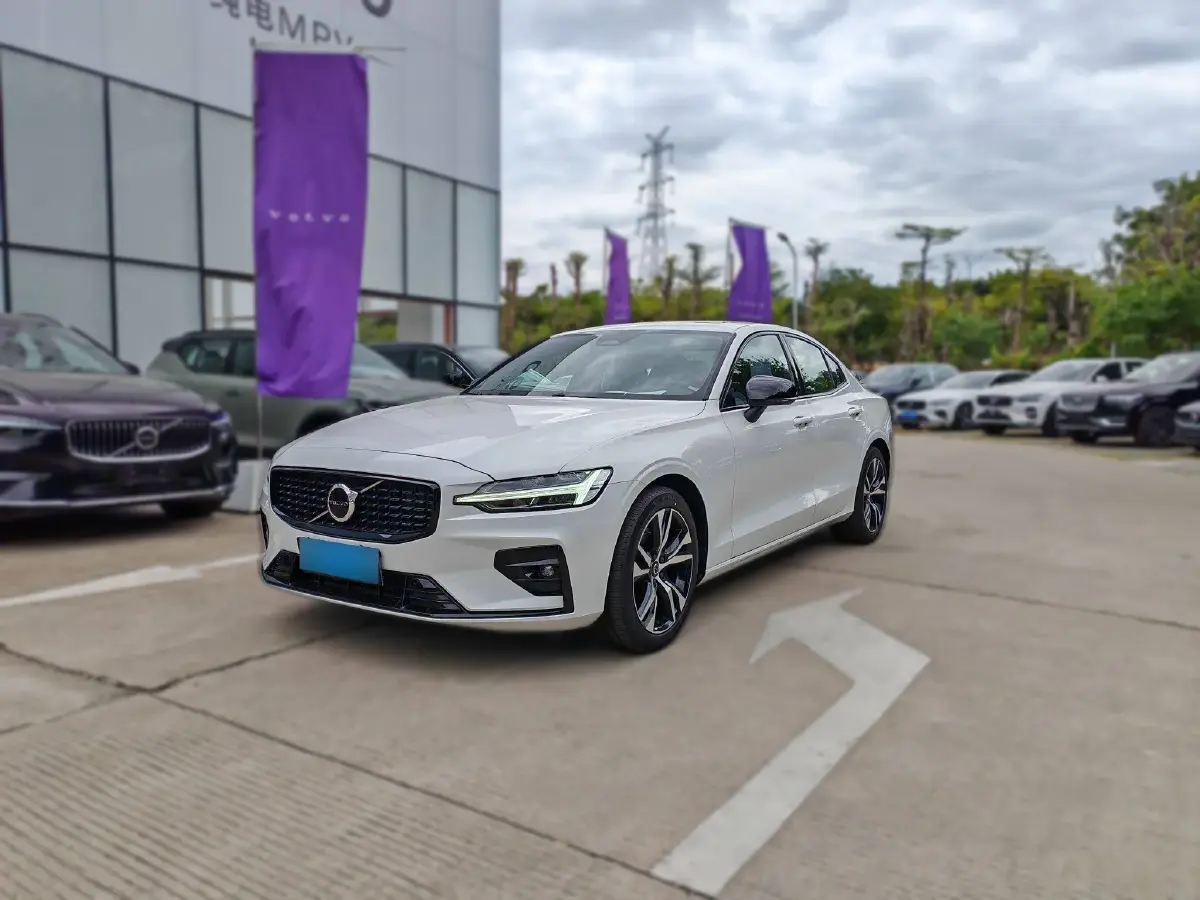 2024 Volvo S60 2.0T 250HP L4 8AT