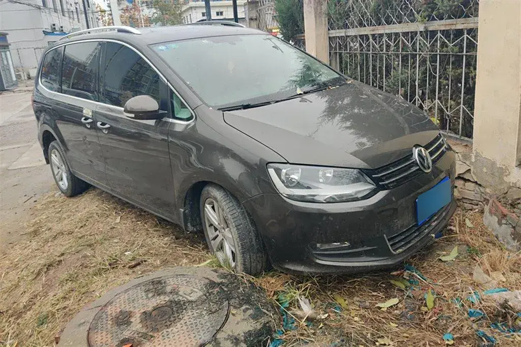 2016 Volkswagen Sharan 2.0T 220HP L4 6DCT