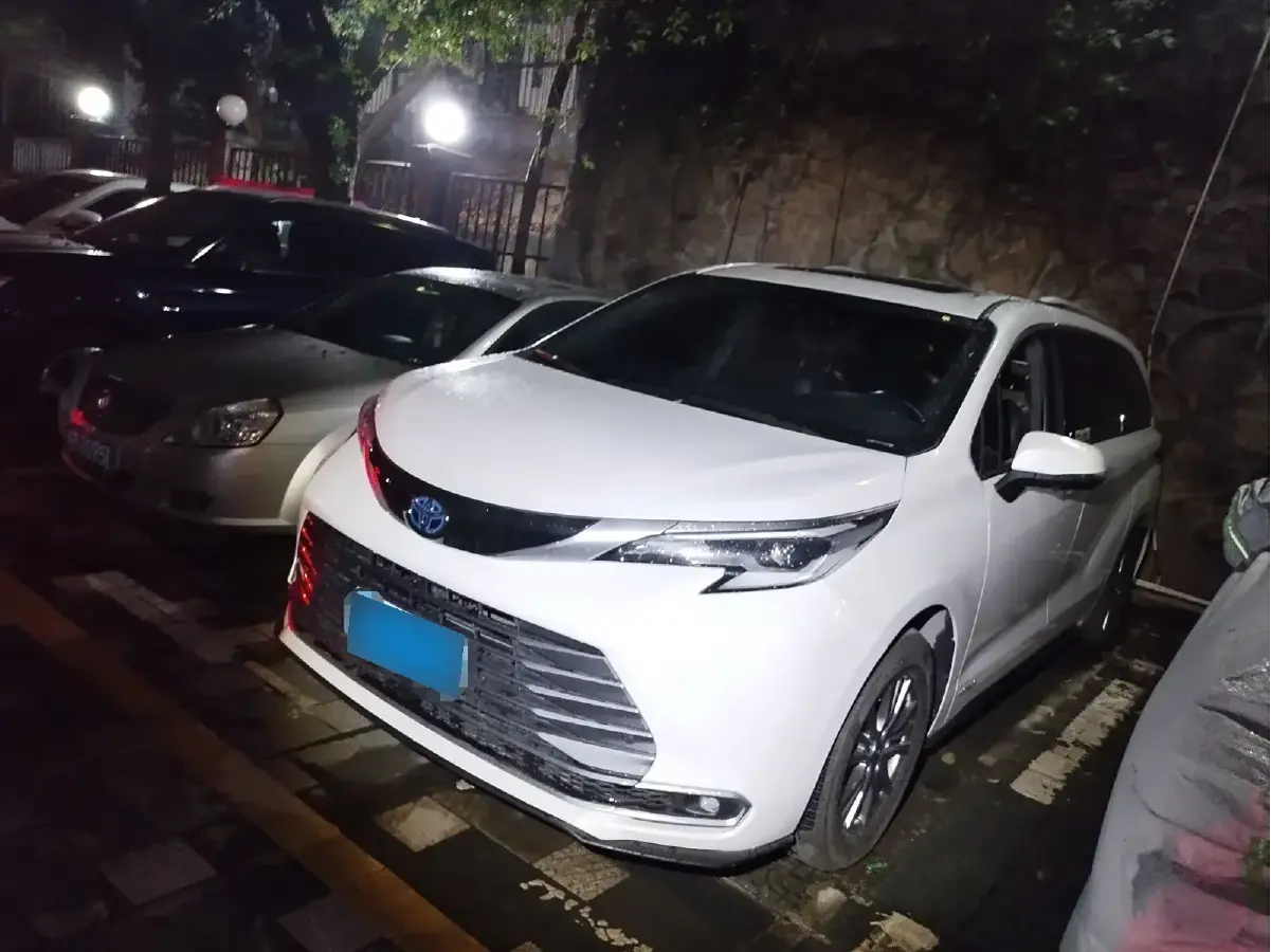 2021 Toyota Sienna 2.5L 192HP L4 E-CVT Hybrid