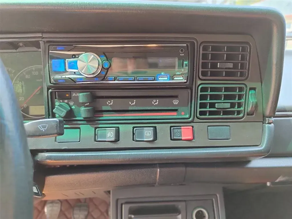 2004 Volkswagen Santana Classic 1.6L 87HP L4 5MT,autocango,china used car exporter,china ev exporter,chinese used car exporter,chinese used ev exporter